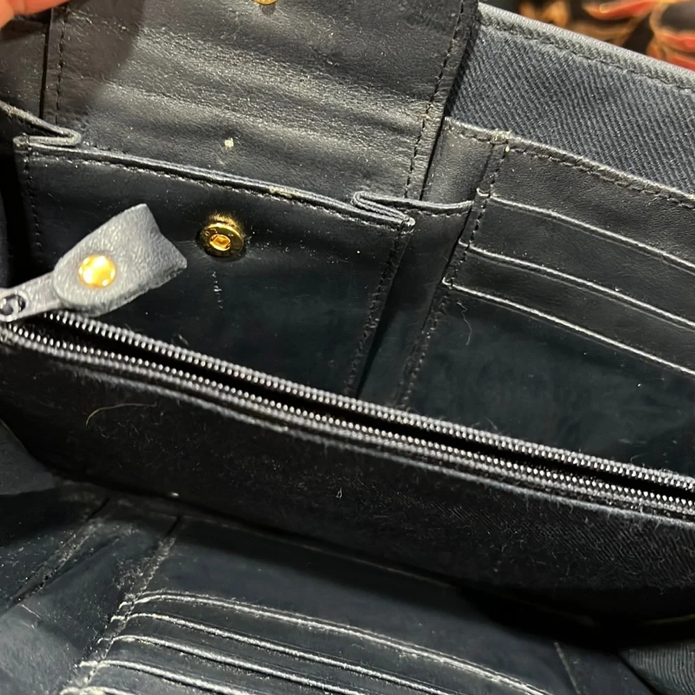 Pre-loved🌸COLETTA GENUINE LEATHER crossbody blue bag - Picture 10 of 17